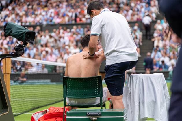 2025-07-05 The Championships Wimbledon 2025 LONDON, UNITED KINGDOM - JULY 5: Pedro Martinez of Spain receives medical treatment during Day Six of The Championships Wimbledon 2025 at All England Lawn Tennis and Croquet Club on July 5, 2025 in London, United Kingdom. (Photo by Marleen Fouchier BSR Agency) London United Kingdom Content not available for redistribution in The Netherlands directly or indirectly through any third parties. Copyright: xBSRxAgencyx