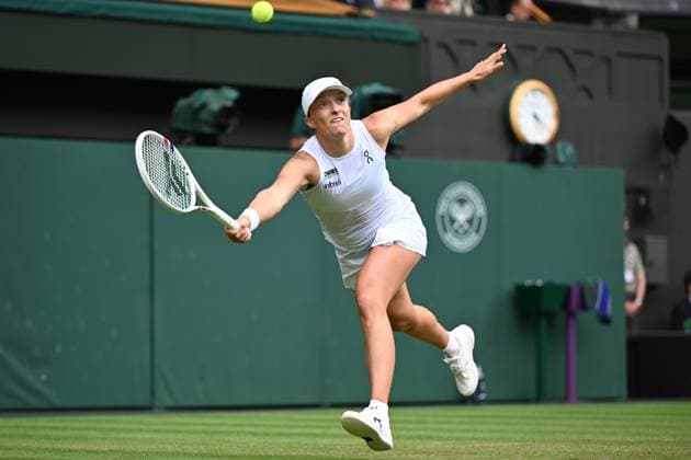 (250706) -- LONDON, July 6, 2025 -- Iga Swiatek hits a return during the women s singles third round match between Iga Swiatek of Poland and Danielle Collins of the United States at the Wimbledon Tennis Championships in London, Britain, July 5, 2025. ) (SP)BRITAIN-LONDON-TENNIS-WIMBLEDON-WOMEN S SINGLES ZhaoxDingzhe 