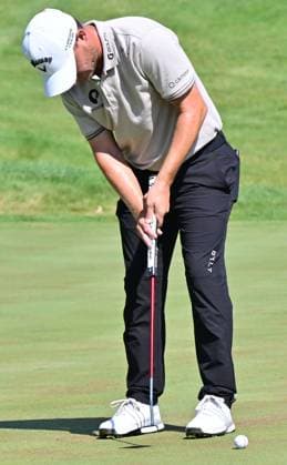 SILVIS, IL - JUL 05: Golfer Emiliano Grillo putts on the 1 green during the third round of the John Deere PGA, Golf Herren Golf Classic on July 05, 2025, at TPC Deere Run in Silvis,IL. (Photo by Keith Gillett Icon Sportswire) GOLF: JUL 05 PGA John Deere Classic EDITORIAL USE ONLY Icon25070550