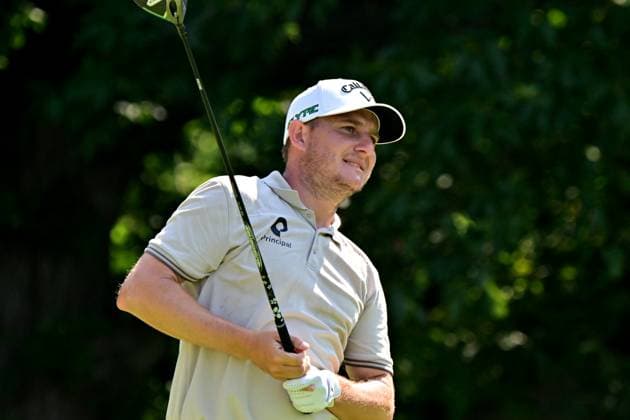 SILVIS, IL - JUL 05: Golfer Emiliano Grillo watches his balloter hitting his shot on the 2 tee during the third round of the John Deere PGA, Golf Herren Golf Classic on July 05, 2025, at TPC Deere Run in Silvis,IL. (Photo by Keith Gillett Icon Sportswire) GOLF: JUL 05 PGA John Deere Classic EDITORIAL USE ONLY Icon25070551