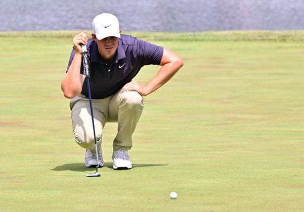 SILVIS, IL - JUL 05: Golfer Davis Thompson lines up his putt on the 18 green during the third round of the John Deere PGA, Golf Herren Golf Classic on July 05, 2025, at TPC Deere Run in Silvis,IL. (Photo by Keith Gillett Icon Sportswire) GOLF: JUL 05 PGA John Deere Classic EDITORIAL USE ONLY Icon25070582