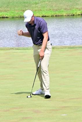 SILVIS, IL - JUL 05: Golfer Davis Thompson reacts after sinking a birdie putt on the 18 green during the third round of the John Deere PGA, Golf Herren Golf Classic on July 05, 2025, at TPC Deere Run in Silvis,IL. (Photo by Keith Gillett Icon Sportswire) GOLF: JUL 05 PGA John Deere Classic EDITORIAL USE ONLY Icon25070583