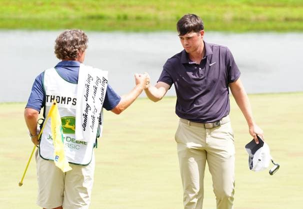 SILVIS, IL - JULY 05: PGA, Golf Herren golfer Davis Thompson gets a fist bump from his caddy after making a birdie putt on the 18th hole to be the leader during the third round of the John Deere Classic on July 5, 2025, at TPC Deere Run in Silvis, Illinois. (Photo by Brian Spurlock Icon Sportswire) GOLF: JUL 05 PGA John Deere Classic EDITORIAL USE ONLY Icon2507051