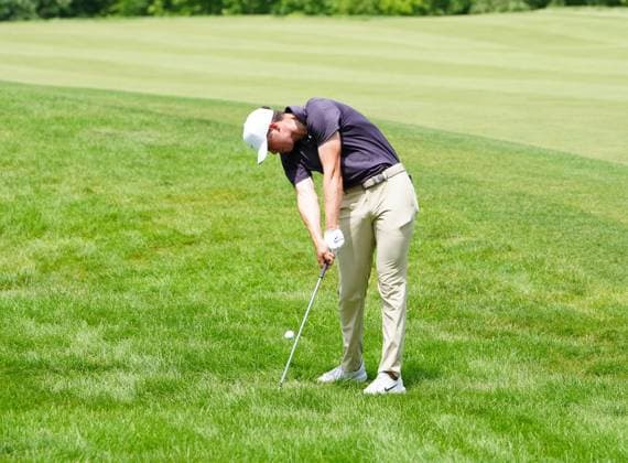 SILVIS, IL - JULY 05: PGA, Golf Herren golfer Davis Thompson plays a shot out of the rough on the 15th hole during the third round of the John Deere Classic on July 5, 2025, at TPC Deere Run in Silvis, Illinois. (Photo by Brian Spurlock Icon Sportswire) GOLF: JUL 05 PGA John Deere Classic EDITORIAL USE ONLY Icon25070515