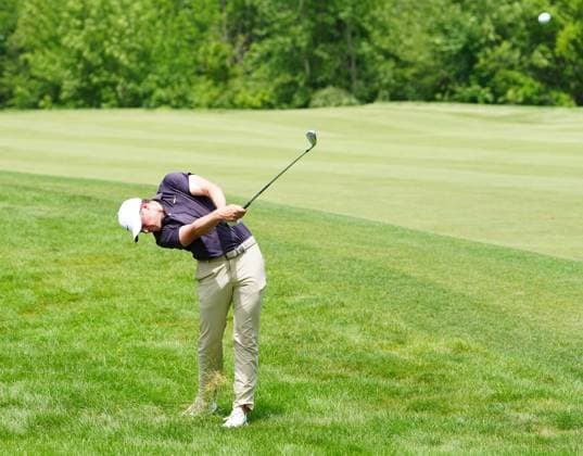 SILVIS, IL - JULY 05: PGA, Golf Herren golfer Davis Thompson plays a shot out of the rough on the 15th hole during the third round of the John Deere Classic on July 5, 2025, at TPC Deere Run in Silvis, Illinois. (Photo by Brian Spurlock Icon Sportswire) GOLF: JUL 05 PGA John Deere Classic EDITORIAL USE ONLY Icon25070517
