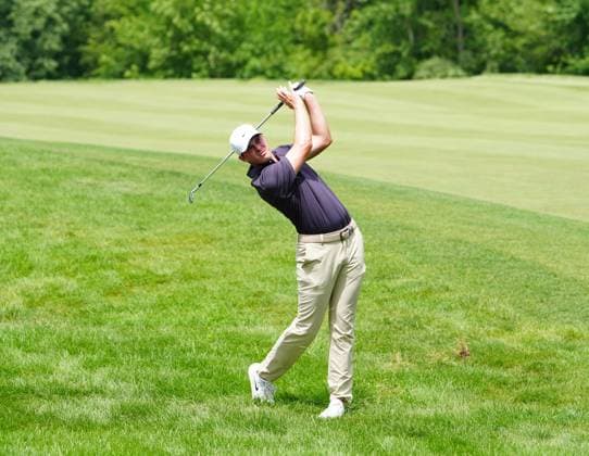 SILVIS, IL - JULY 05: PGA, Golf Herren golfer Davis Thompson plays a shot out of the rough on the 15th hole during the third round of the John Deere Classic on July 5, 2025, at TPC Deere Run in Silvis, Illinois. (Photo by Brian Spurlock Icon Sportswire) GOLF: JUL 05 PGA John Deere Classic EDITORIAL USE ONLY Icon25070518