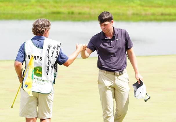 SILVIS, IL - JULY 05: PGA, Golf Herren golfer Davis Thompson gets a fist bump from his caddy after making a birdie putt on the 18th hole to be the leader during the third round of the John Deere Classic on July 5, 2025, at TPC Deere Run in Silvis, Illinois. (Photo by Brian Spurlock Icon Sportswire) GOLF: JUL 05 PGA John Deere Classic EDITORIAL USE ONLY Icon2507052