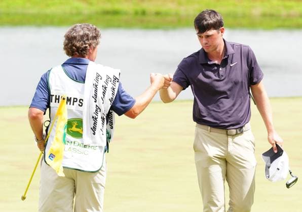 SILVIS, IL - JULY 05: PGA, Golf Herren golfer Davis Thompson gets a fist bump from his caddy after making a birdie putt on the 18th hole to be the leader during the third round of the John Deere Classic on July 5, 2025, at TPC Deere Run in Silvis, Illinois. (Photo by Brian Spurlock Icon Sportswire) GOLF: JUL 05 PGA John Deere Classic EDITORIAL USE ONLY Icon2507053