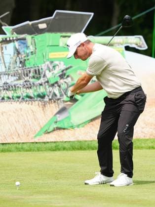 SILVIS, IL - JULY 05: PGA, Golf Herren golfer Emiliano Grillo plays his tee shot on the 18th hole during the John Deere Classic on July 5, 2025, at TPC Deere Run in Silvis, Illinois. (Photo by Brian Spurlock Icon Sportswire) GOLF: JUL 05 PGA John Deere Classic EDITORIAL USE ONLY Icon25070573