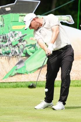 SILVIS, IL - JULY 05: PGA, Golf Herren golfer Emiliano Grillo plays his tee shot on the 18th hole during the John Deere Classic on July 5, 2025, at TPC Deere Run in Silvis, Illinois. (Photo by Brian Spurlock Icon Sportswire) GOLF: JUL 05 PGA John Deere Classic EDITORIAL USE ONLY Icon25070574