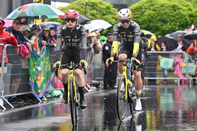 Tour de France 2025 Stage 2 BOULOGNE-SUR-MER, FRANCE - JULY 06 :Vingegaard Jonas (DEN) of Team Visma - Lease a Bike, Van Aert Wout (BEL) of Team Visma - Lease a Bike before the start of the race during stage 2 of the 112th edition of Tour de France an UCI World Tour 2.UWT cycling road race stage for Men Elite of 212 km with start in Lauwin-Planque and finish in Boulogne-sur-Mer on July 6, 2025 in Boulogne-sur-Mer, France, 06 07 2025 ( Motordriver Kenny Verfaillie - Boulogne-sur-Mer France  Copyright: xJanxDexMeuleneirx