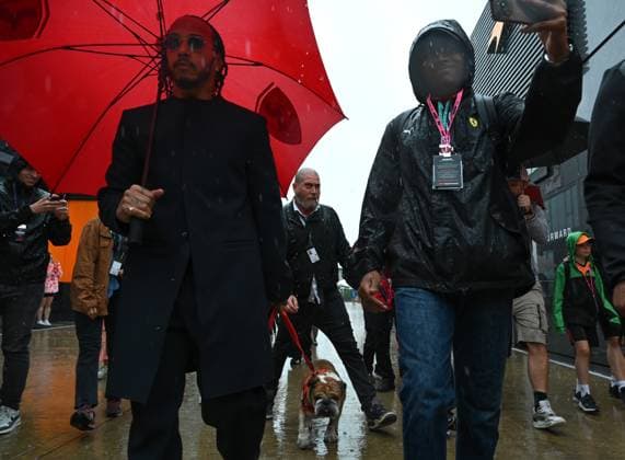 F1 Grand Prix of Great Britain NORTHAMPTON, UNITED KINGDOM - JULY 06: Lewis Hamilton, driver for Ferrari, arrives at the Silverstone Circuit with his dog ahead of the 12th round of the Formula 1 World Championship, WM, Weltmeisterschaft the British Grand Prix on July 6, 2025 in Northampton, United Kingdom. Rasid Necati Aslim Anadolu Northampton United Kingdom. Editorial use only. Please get in touch for any other usage.  Copyright: x2025xAnadoluxRasidxNecatixAslimx