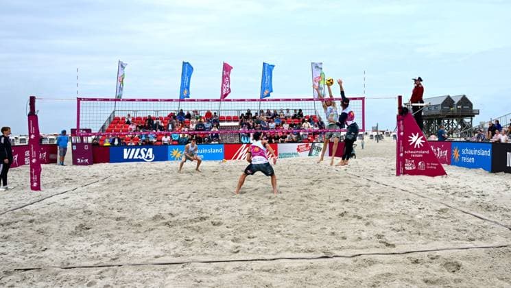 Beach volleyball I men I women I semi-finals I national l St Peter Ording I beach I sandbank I festival character I SPO I 06 07 2025 I front from l Erdmann Jonathan 1 Beachclub Kiel , Zemljak Nejc 1 Beachclub Kiel , back from r Wolf Peter TuSA 06 Duesseldorf and Wolf Georg Eintracht Spontent , Rock the Beach the national beach volleyball series with festival character on the sandbank beach in Ording from 04 07 06 07 2025 , qualification for the German Championship , Ording Sandbank Schleswig Holstein Germany