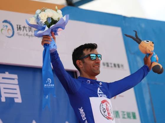 (250706) -- XINING, July 6, 2025 -- Hasan Seyfollahifard of Tianyoude Hotel Cycling Team celebrates in the blue jersey on the podium after Stage 1 of the Tour of Magnificent Qinghai international Road cycling, Rad, Radsport, Strasse race in Xining, northwest China s Qinghai Province, July 6, 2025. ) (SP)CHINA-QINGHAI-XINING-CYCLING-TOUR OF MAGNIFICENT QINGHAI (CN) ZhangxLong 
