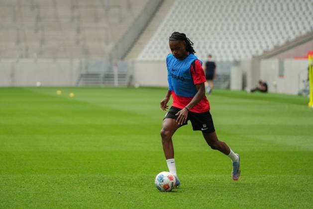 Training kick-off SC Freiburg, 06 07 2025 Jordy Makengo SC Freiburg, 33 with the ball Training kick-off SC Freiburg, Europa Park Stadium, 25 01 2025 DFB DFL REGULATIONS PROHIBIT ANY USE OF PHOTOGRAPHS AS IMAGE SEQUENCES AND OR QUASI VIDEO Copyright: xBEAUTIFULxSPORTS Boscox