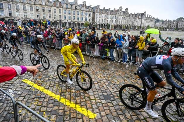 Tour de France 2025 Stage 2 BOULOGNE-SUR-MER, FRANCE - JULY 06 : Illustration picture in Arras, Philipsen Jasper (BEL) of Alpecin-Deceuninck during stage 2 of the 112th edition of Tour de France an UCI World Tour 2.UWT cycling road race stage for Men Elite of 212 km with start in Lauwin-Planque and finish in Boulogne-sur-Mer on July 6, 2025 in Boulogne-sur-Mer, France, 06 07 2025 ( Motordriver Kenny Verfaillie - Boulogne-sur-Mer France  Copyright: xJanxDexMeuleneirx