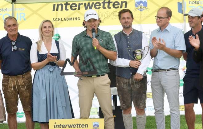 GOLF - Interwetten Open HAUS,AUSTRIA,06.JUL.25 - GOLF - Interwetten Open, HotelPlanner Tour, Golfclub Schladming. Image shows Franz Wittmann sen. Adriana Wittmann, Maximilian Steinlechner (AUT), Franz Wittmann jun., mayor Matthias Schwab and artist Daniel Kotratsch.  GEPAxpictures xHansxOberlaender