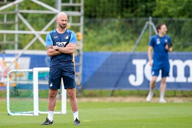 Christian Ilzer (Trainer, Cheftrainer, Hoffenheim), Freisteller, Ganzkörper, Einzelbild, Einzelfoto, Aktion, Action, 06.07.2025, Zuzenhausen (Deutschland), Fussball, Bundesliga, Trainingsauftakt TSG 1899 Hoffenheim, DFB DFL REGULATIONS PROHIBIT ANY USE OF PHOTOGRAPHS AS IMAGE SEQUENCES AND OR QUASI-VIDEO. *** Christian Ilzer coach, head coach, Hoffenheim , cropped image, full body, single image, single photo, action, action, 06 07 2025, Zuzenhausen Germany , football, Bundesliga, training kick-off TSG 1899 Hoffenheim, DFB DFL REGULATIONS PROHIBIT ANY USE OF PHOTOGRAPHS AS IMAGE SEQUENCES AND OR QUASI VIDEO xozx