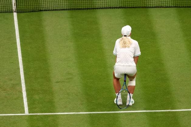 Sonay Kartal sitting on her racket during her fourth round match Wimbledon Tennis Championships, Day 7, The All England Lawn Tennis and Croquet Club, London, UK - 06 Jul 2025London The All England Lawn Tennis and United Kingdom  Copyright: xEllaxLing Shutterstockx 15387063b