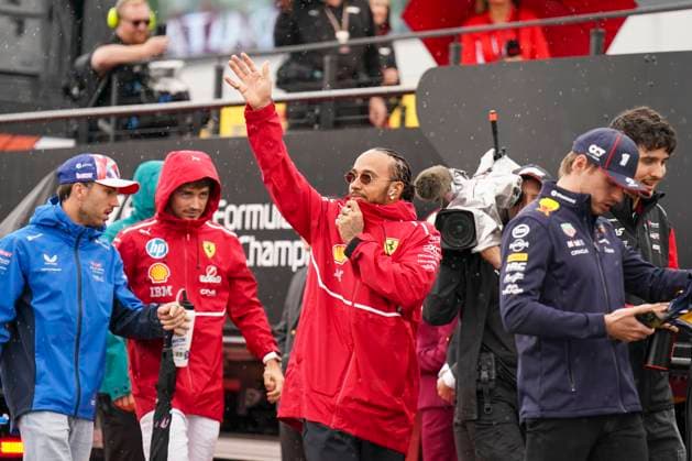 FORMULA 1 BRITISH GRAND PRIX 2025 Lewis Hamilton 44 (GBR), Scuderia Ferrari SF-25 applauds the fans at the drivers track parade during the FORMULA 1 QATAR AIRWAYS BRITISH GRAND PRIX 2025 at the Silverstone Circuit, Silverstone, England, United Kingdom on 6 July 2025 Credit: Robbie Hoad Every Second Media Editorial use only. All images are copyright Every Second Media Limited. No images may be reproduced without prior permission. Copyright: xIMAGO EveryxSecondxMediax ESM-1520-0014 RobbiexHoadx xEveryxSecondxMediax