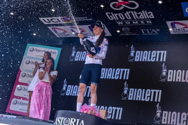 Antonia Niedermaier in white jersey during Giro d Italia Women - Stage 1 - Bergamo Bergamo, Giro d Italia race in Bergamo, Italy, July 06 2025  Copyright: xTommasoxBerardi IPAxSportx xipa-agency.netx xx IPA_60020691 IPA_Agency_IPA60020691