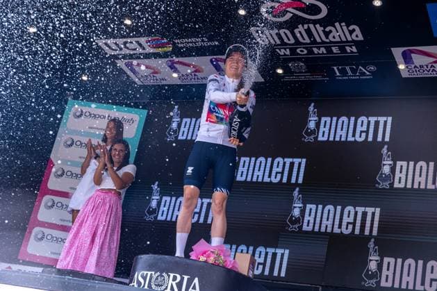 Antonia Niedermaier in white jersey during Giro d Italia Women - Stage 1 - Bergamo Bergamo, Giro d Italia race in Bergamo, Italy, July 06 2025  Copyright: xTommasoxBerardi IPAxSportx xipa-agency.netx xx IPA_60020692 IPA_Agency_IPA60020692