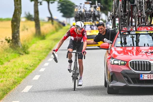 Tour de France 2025 Stage 2 BOULOGNE-SUR-MER, FRANCE - JULY 06 : Drizners Jarrad (AUS) of Lotto coping with a technical problem during stage 2 of the 112th edition of Tour de France an UCI World Tour 2.UWT cycling road race stage for Men Elite of 212 km with start in Lauwin-Planque and finish in Boulogne-sur-Mer on July 6, 2025 in Boulogne-sur-Mer, France, 06 07 2025 ( Motordriver Kenny Verfaillie - Boulogne-sur-Mer France  Copyright: xJanxDexMeuleneirx