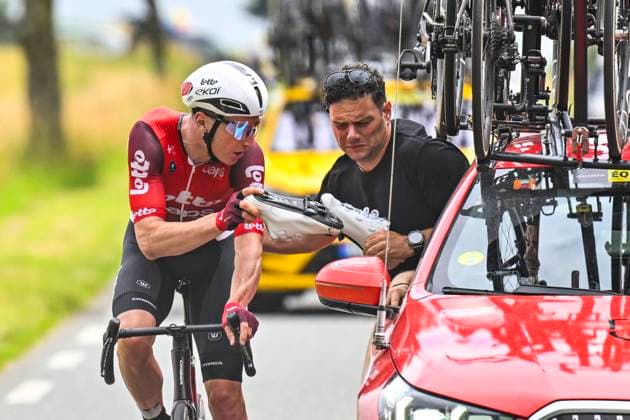 Tour de France 2025 Stage 2 BOULOGNE-SUR-MER, FRANCE - JULY 06 : Drizners Jarrad (AUS) of Lotto coping with a technical problem during stage 2 of the 112th edition of Tour de France an UCI World Tour 2.UWT cycling road race stage for Men Elite of 212 km with start in Lauwin-Planque and finish in Boulogne-sur-Mer on July 6, 2025 in Boulogne-sur-Mer, France, 06 07 2025 ( Motordriver Kenny Verfaillie - Boulogne-sur-Mer France  Copyright: xJanxDexMeuleneirx