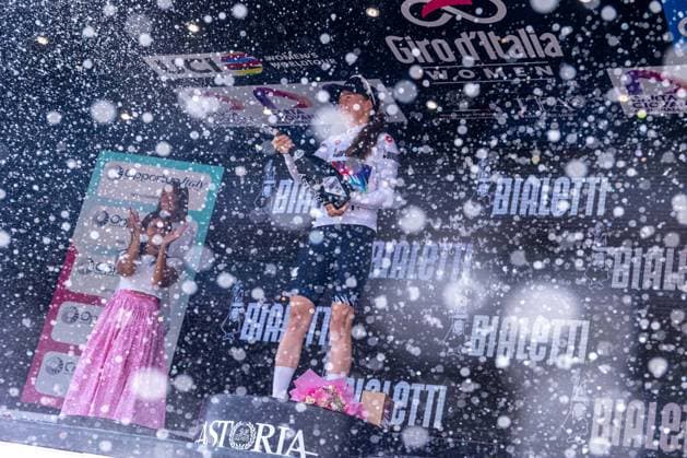 Antonia Niedermaier in white jersey during Giro d Italia Women - Stage 1 - Bergamo Bergamo, Giro d Italia race in Bergamo, Italy, July 06 2025  Copyright: xTommasoxBerardi IPAxSportx xipa-agency.netx xx IPA_60020693 IPA_Agency_IPA60020693