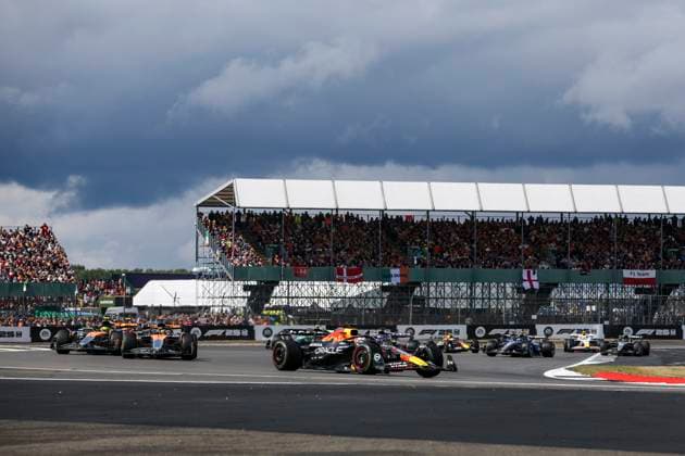F1 - BRITISH GRAND PRIX 2025 start of the race, depart, 01 VERSTAPPEN Max (nld), Red Bull Racing RB21, action 04 NORRIS Lando (gbr), McLaren F1 Team MCL39, action 81 PIASTRI Oscar (aus), McLaren F1 Team MCL39, action during the Formula 1 Qatar Airways British Grand Prix 2025, 12th round of the 2025 FIA Formula One World Championship, WM, Weltmeisterschaft from July 4 to 6, 2025 on the Silverstone Circuit, in Silverstone, United Kingdom - SilverstoneUnited Kingdom Copyright: xANTONINxVINCENTx