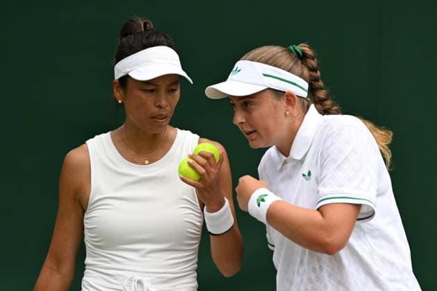 (250706) -- LONDON, July 6, 2025 -- Hsieh Su-Wei (L) Jelena Ostapenko communicate during the women s doubles third round match between Zhang Shuai (China) Ekaterina Alexandrova (Russia) and Hsieh Su-Wei (Chinese Taipei) Jelena Ostapenko (Latvia) at the Wimbledon Tennis Championships in London, Britain, July 6, 2025. ) (SP)BRITAIN-LONDON-TENNIS-WIMBLEDON-WOMEN S DOUBLES ZhaoxDingzhe 