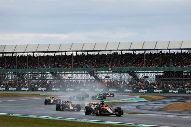 F1 - BRITISH GRAND PRIX 2025 81 PIASTRI Oscar (aus), McLaren F1 Team MCL39, action 01 VERSTAPPEN Max (nld), Red Bull Racing RB21, action 04 NORRIS Lando (gbr), McLaren F1 Team MCL39, action during the Formula 1 Qatar Airways British Grand Prix 2025, 12th round of the 2025 FIA Formula One World Championship, WM, Weltmeisterschaft from July 4 to 6, 2025 on the Silverstone Circuit, in Silverstone, United Kingdom - SilverstoneUnited Kingdom  Copyright: xANTONINxVINCENTx