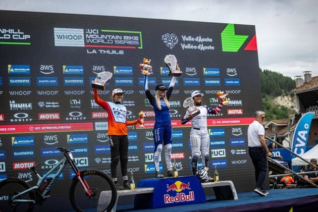 Whoop Downhill Worldcup La Thuile Podium Junior Womanat Whoop Downhill Worldcup La Thuile, 06 07 2025,in La Thuile,ITA Photo Sebastian Sternemann