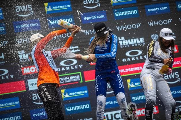 Whoop Downhill Worldcup La Thuile Podium Junior Womanat Whoop Downhill Worldcup La Thuile, 06 07 2025,in La Thuile,ITA Photo Sebastian Sternemann
