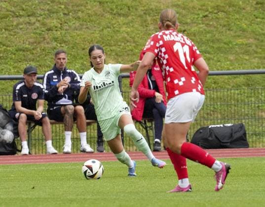 Womens football in Essen FOR EDITORIAL PURPOSES ONLY EDITORIAL USE ONLY p Kassandra Potsi SGS vs Johanna Maria Berg M05 The test match between SGS Essen and 1 FSV Mainz 05 ended 4-0 on 05 07 2025 at the Helmut Rahn Sportanlage Raumerstraße 57 Michael Gohl FUNKE Foto Services p Sport Deutschland Nordrhein Westfalen Essen Copyright MichaelxGohl Copyright: MichaelxGohl doc81e2skjdmrr48767n49 ,EDITORIAL USE ONLY Copyright: MichaelxGohl