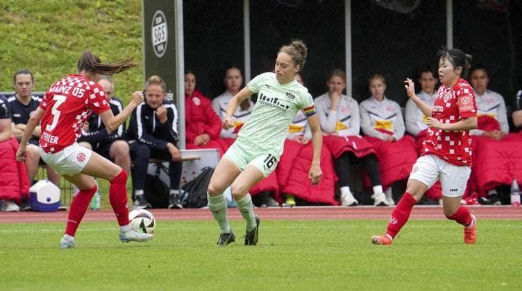 Womens football in Essen FOR EDITORIAL PURPOSES ONLY EDITORIAL USE ONLY p Jacqueline Meißner SGS vs Miriam Sterrer M05 The test match between SGS Essen and 1 FSV Mainz 05 ended 4-0 on 05 07 2025 at the Helmut Rahn Sportanlage Raumerstraße 57 Michael Gohl FUNKE Foto Services p Sport Deutschland Nordrhein Westfalen Essen Copyright MichaelxGohl Copyright: MichaelxGohl doc81e2slzthg5lbeveci9 ,EDITORIAL USE ONLY Copyright: MichaelxGohl