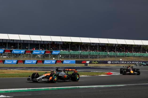 F1 - BRITISH GRAND PRIX 2025 81 PIASTRI Oscar (aus), McLaren F1 Team MCL39, action 01 VERSTAPPEN Max (nld), Red Bull Racing RB21, action during the Formula 1 Qatar Airways British Grand Prix 2025, 12th round of the 2025 FIA Formula One World Championship, WM, Weltmeisterschaft from July 4 to 6, 2025 on the Silverstone Circuit, in Silverstone, United Kingdom - SilverstoneUnited Kingdom Copyright: xFLORENTxGOODENx