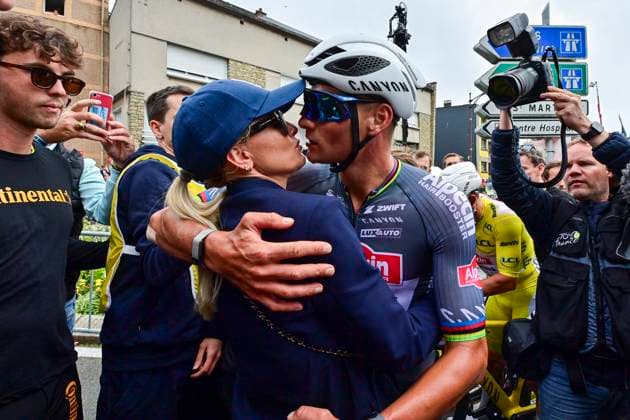 Tour de France 2025 Stage 2 BOULOGNE-SUR-MER, FRANCE - JULY 06 : Van Der Poel Mathieu (NED) of Alpecin - Deceuninck celebrating his victory during stage 2 of the 112th edition of Tour de France an UCI World Tour 2.UWT cycling road race stage for Men Elite of 212 km with start in Lauwin-Planque and finish in Boulogne-sur-Mer on July 6, 2025 in Boulogne-sur-Mer, France, 06 07 2025 ( Motordriver Kenny Verfaillie - Boulogne-sur-Mer France  Copyright: xPetexGodingx