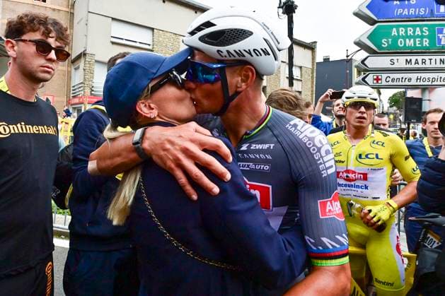 Tour de France 2025 Stage 2 BOULOGNE-SUR-MER, FRANCE - JULY 06 : Van Der Poel Mathieu (NED) of Alpecin - Deceuninck celebrating his victory during stage 2 of the 112th edition of Tour de France an UCI World Tour 2.UWT cycling road race stage for Men Elite of 212 km with start in Lauwin-Planque and finish in Boulogne-sur-Mer on July 6, 2025 in Boulogne-sur-Mer, France, 06 07 2025 ( Motordriver Kenny Verfaillie - Boulogne-sur-Mer France  Copyright: xPetexGodingx