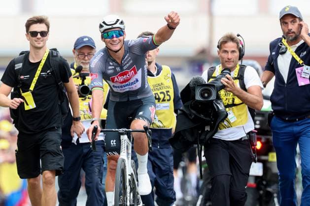 TOUR DE FRANCE 2025 PHOTOPQR VOIX DU NORD STÉPHANE MORTAGNE ; 06 07 2025 ; Boulogne sur Mer, le 06 07 2025, Arrivee de la 2eme etape du Tour de France entre Lauwin Planque et Boulogne sur Mer , Vainqueur Matthieu Van Poel. Dutch Mathieu van der Poel of Alpecin-Deceuninck celebrates after winning the second stage PHOTO STEPHANE MORTAGNE LA VOIX DU NORD- French cycling race Tour de France 2024 takes place in july 2025 1 France  Copyright: xPHOTOPQR VOIXxDUxNORD MAXPPPxSTÉPHANExMORTAGNEx 20250706VDN2253 20250706VDN2253