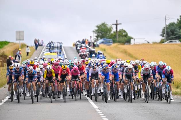 Tour de France 2025 Stage 2 BOULOGNE-SUR-MER, FRANCE - JULY 06 : Illustration picture of the peloton during stage 2 of the 112th edition of Tour de France an UCI World Tour 2.UWT cycling road race stage for Men Elite of 212 km with start in Lauwin-Planque and finish in Boulogne-sur-Mer on July 6, 2025 in Boulogne-sur-Mer, France, 06 07 2025 ( Motordriver Kenny Verfaillie - Boulogne-sur-Mer France  Copyright: xJanxDexMeuleneirx