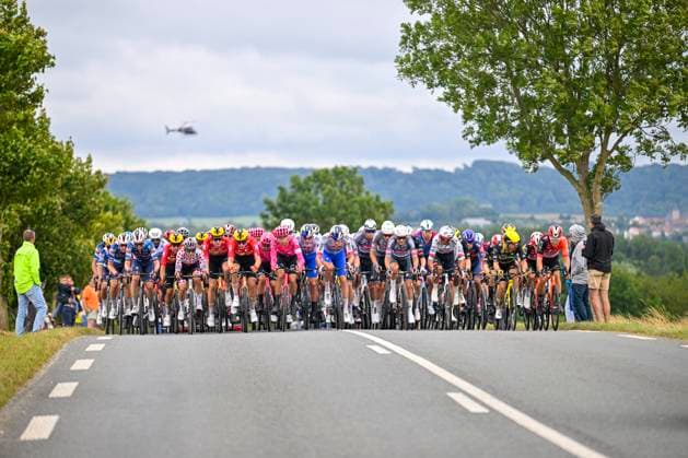 Tour de France 2025 Stage 2 BOULOGNE-SUR-MER, FRANCE - JULY 06 : Illustration picture of the peloton during stage 2 of the 112th edition of Tour de France an UCI World Tour 2.UWT cycling road race stage for Men Elite of 212 km with start in Lauwin-Planque and finish in Boulogne-sur-Mer on July 6, 2025 in Boulogne-sur-Mer, France, 06 07 2025 ( Motordriver Kenny Verfaillie - Boulogne-sur-Mer France  Copyright: xJanxDexMeuleneirx