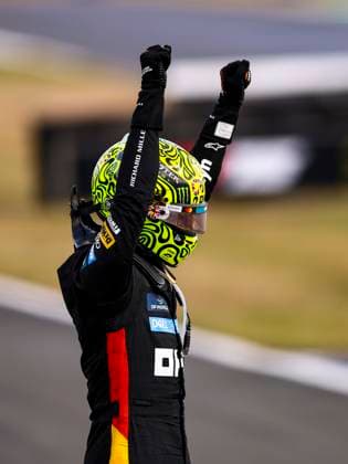 F1 - BRITISH GRAND PRIX 2025 NORRIS Lando (gbr), McLaren F1 Team MCL39, portrait celebrates his victory during the Formula 1 Qatar Airways British Grand Prix 2025, 12th round of the 2025 FIA Formula One World Championship, WM, Weltmeisterschaft from July 4 to 6, 2025 on the Silverstone Circuit, in Silverstone, United Kingdom - SilverstoneUnited Kingdom  Copyright: xEricxAlonsox