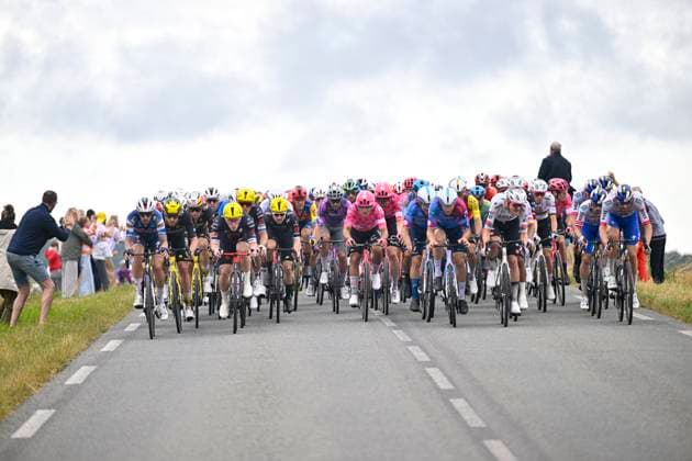 Tour de France 2025 Stage 2 BOULOGNE-SUR-MER, FRANCE - JULY 06 : Illustration picture of the peloton during stage 2 of the 112th edition of Tour de France an UCI World Tour 2.UWT cycling road race stage for Men Elite of 212 km with start in Lauwin-Planque and finish in Boulogne-sur-Mer on July 6, 2025 in Boulogne-sur-Mer, France, 06 07 2025 ( Motordriver Kenny Verfaillie - Boulogne-sur-Mer France  Copyright: xJanxDexMeuleneirx