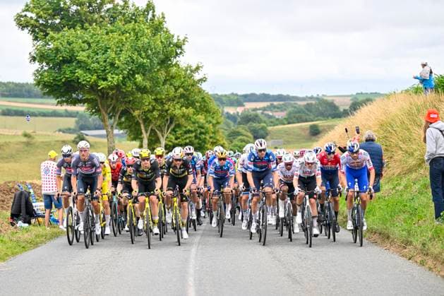 Tour de France 2025 Stage 2 BOULOGNE-SUR-MER, FRANCE - JULY 06 : Illustration picture of the peloton, Van Aert Wout (BEL) of Team Visma - Lease a Bike, Evenepoel Remco (BEL) of Soudal - Quick Step, during stage 2 of the 112th edition of Tour de France an UCI World Tour 2.UWT cycling road race stage for Men Elite of 212 km with start in Lauwin-Planque and finish in Boulogne-sur-Mer on July 6, 2025 in Boulogne-sur-Mer, France, 06 07 2025 ( Motordriver Kenny Verfaillie - Boulogne-sur-Mer France  Copyright: xJanxDexMeuleneirx