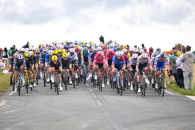 Tour de France 2025 Stage 2 BOULOGNE-SUR-MER, FRANCE - JULY 06 : Illustration picture of the peloton during stage 2 of the 112th edition of Tour de France an UCI World Tour 2.UWT cycling road race stage for Men Elite of 212 km with start in Lauwin-Planque and finish in Boulogne-sur-Mer on July 6, 2025 in Boulogne-sur-Mer, France, 06 07 2025 ( Motordriver Kenny Verfaillie - Boulogne-sur-Mer France  Copyright: xJanxDexMeuleneirx