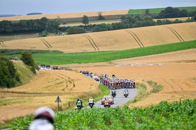 Tour de France 2025 Stage 2 BOULOGNE-SUR-MER, FRANCE - JULY 06 : Illustration picture of the peloton during stage 2 of the 112th edition of Tour de France an UCI World Tour 2.UWT cycling road race stage for Men Elite of 212 km with start in Lauwin-Planque and finish in Boulogne-sur-Mer on July 6, 2025 in Boulogne-sur-Mer, France, 06 07 2025 ( Motordriver Kenny Verfaillie - Boulogne-sur-Mer France  Copyright: xJanxDexMeuleneirx