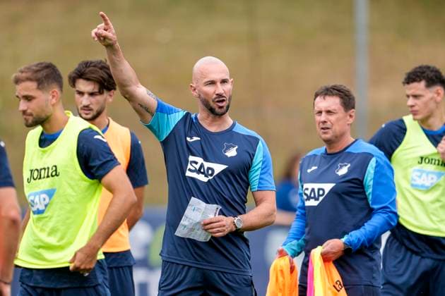 Christian Ilzer (Trainer, Cheftrainer, Hoffenheim), gibt Anweisungen, gestikuliert, mit den Armen gestikulieren, Einzelbild, Einzelfoto, Aktion, Action, 06.07.2025, Zuzenhausen (Deutschland), Fussball, Bundesliga, Trainingsauftakt TSG 1899 Hoffenheim, DFB DFL REGULATIONS PROHIBIT ANY USE OF PHOTOGRAPHS AS IMAGE SEQUENCES AND OR QUASI-VIDEO. *** Christian Ilzer coach, head coach, Hoffenheim , gives instructions, gestures, gesticulates with arms, single image, single photo, action, action, 06 07 2025, Zuzenhausen Germany , football, Bundesliga, training kick-off TSG 1899 Hoffenheim, DFB DFL REGULATIONS PROHIBIT ANY USE OF PHOTOGRAPHS AS IMAGE SEQUENCES AND OR QUASI VIDEO xozx