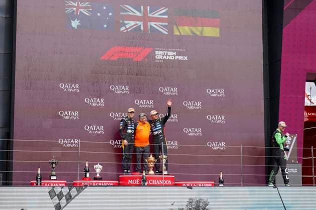 FORMULA 1 BRITISH GRAND PRIX 2025 Lando Norris 4 (GBR), McLaren MCL39 celebrates winning the race on the podium with Oscar Piastri 81 (Aus), McLaren MCL39 2nd and Nico Hulkenberg (27), Stake F1 Team Kick Sauber C45 during the FORMULA 1 QATAR AIRWAYS BRITISH GRAND PRIX 2025 at the Silverstone Circuit, Silverstone, England, United Kingdom on 6 July 2025 Credit: Robbie Hoad Every Second Media Editorial use only. All images are copyright Every Second Media Limited. No images may be reproduced without prior permission. Copyright: xIMAGO EveryxSecondxMediax ESM-1520-0050 RobbiexHoadx xEveryxSecondxMediax