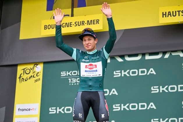 Tour de France 2025 Stage 2 BOULOGNE-SUR-MER, FRANCE - JULY 06 : Philipsen Jasper (BEL) of Alpecin-Deceuninck on the podium with the green jersey during stage 2 of the 112th edition of Tour de France an UCI World Tour 2.UWT cycling road race stage for Men Elite of 212 km with start in Lauwin-Planque and finish in Boulogne-sur-Mer on July 6, 2025 in Boulogne-sur-Mer, France, 06 07 2025 ( Motordriver Kenny Verfaillie - Boulogne-sur-Mer France  Copyright: xJanxDexMeuleneirx
